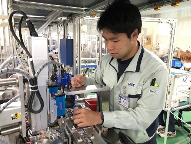 安曇野市に生産拠点を置くコネクタの本多通信工業株式会社の製造現場