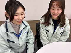 安曇野市に生産拠点を置くコネクタの本多通信工業株式会社の社員の談笑風景