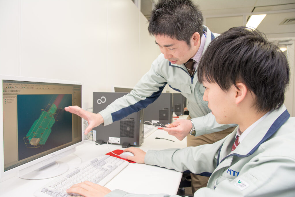 安曇野市に生産拠点を置くコネクタの本多通信工業株式会社の職場風景