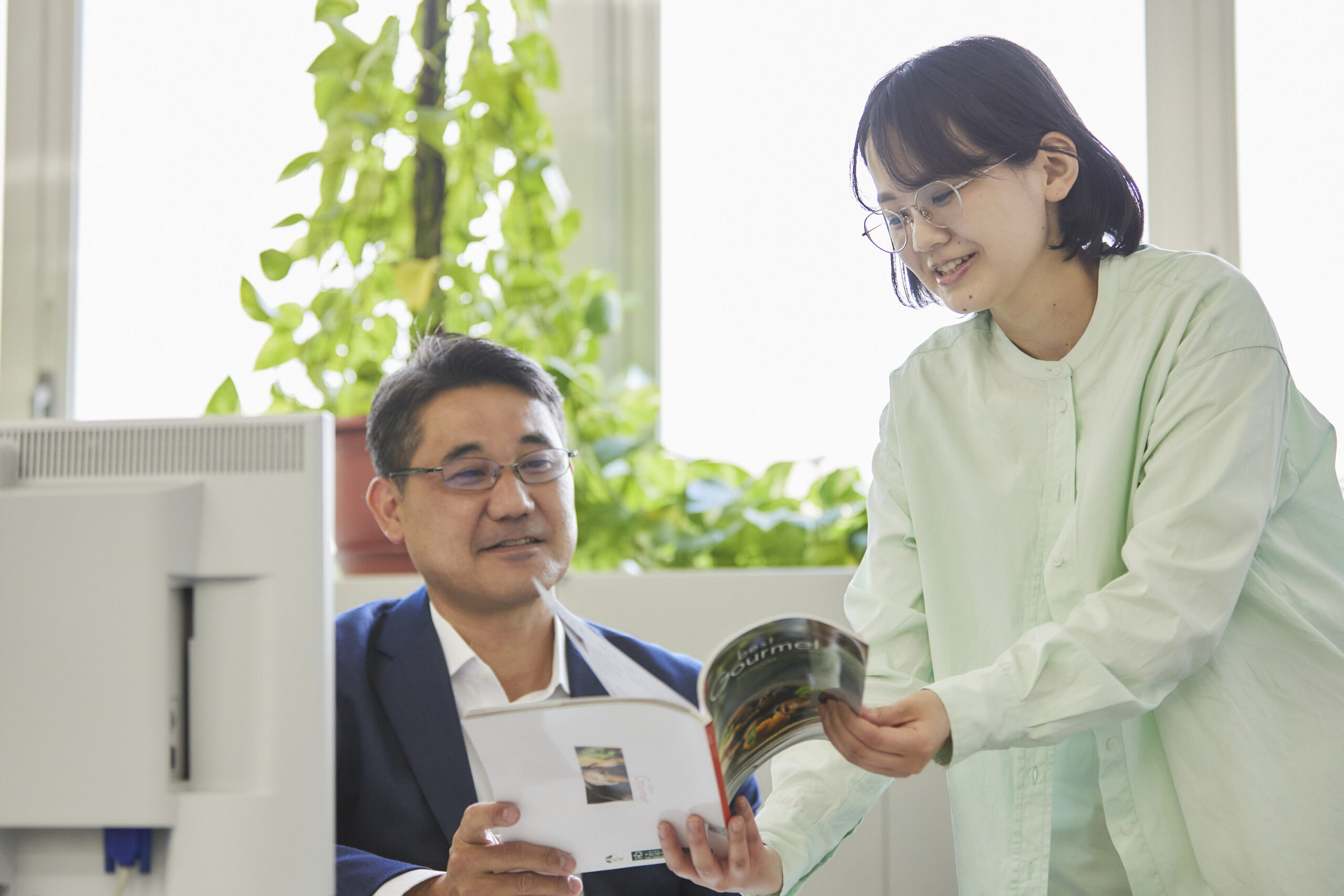 カタログギフトの株式会社大和(本社:安曇野市)の先輩社員が上司と打ち合わせしている様子
