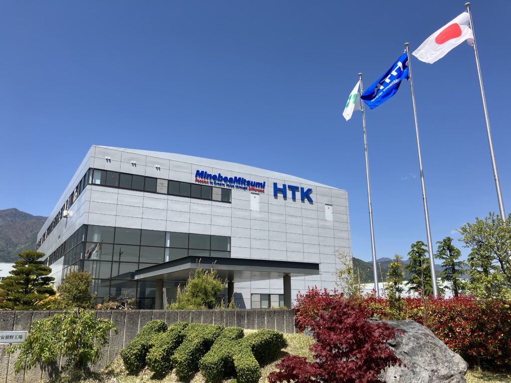 安曇野市に生産拠点を置くコネクタの本多通信工業株式会社の安曇野工場。国内のマザー工場。