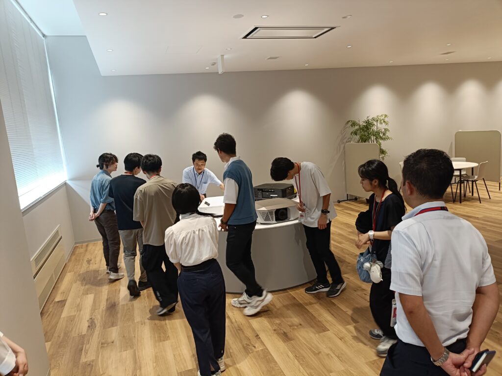 2025.8.6の安曇野市オープンファクトリー、2社目のセイコーエプソン㈱豊科事業所で、最新鋭のプロジェクターを体感
