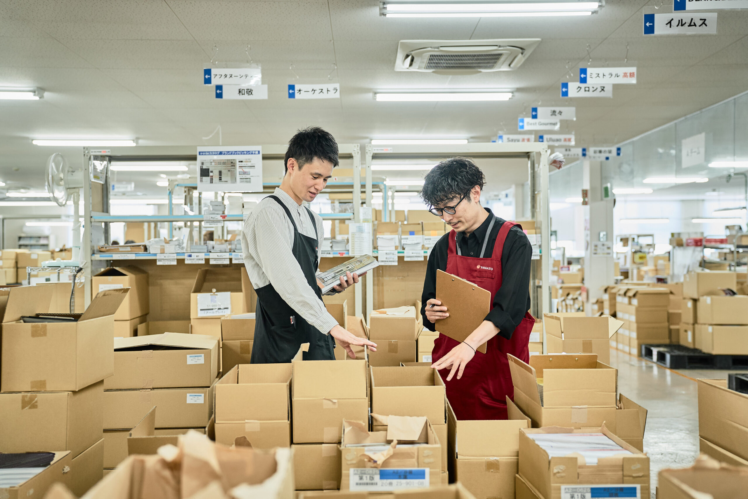 安曇野市に本社を置くカタログギフトの株式会社大和の社員が荷物を確認している様子