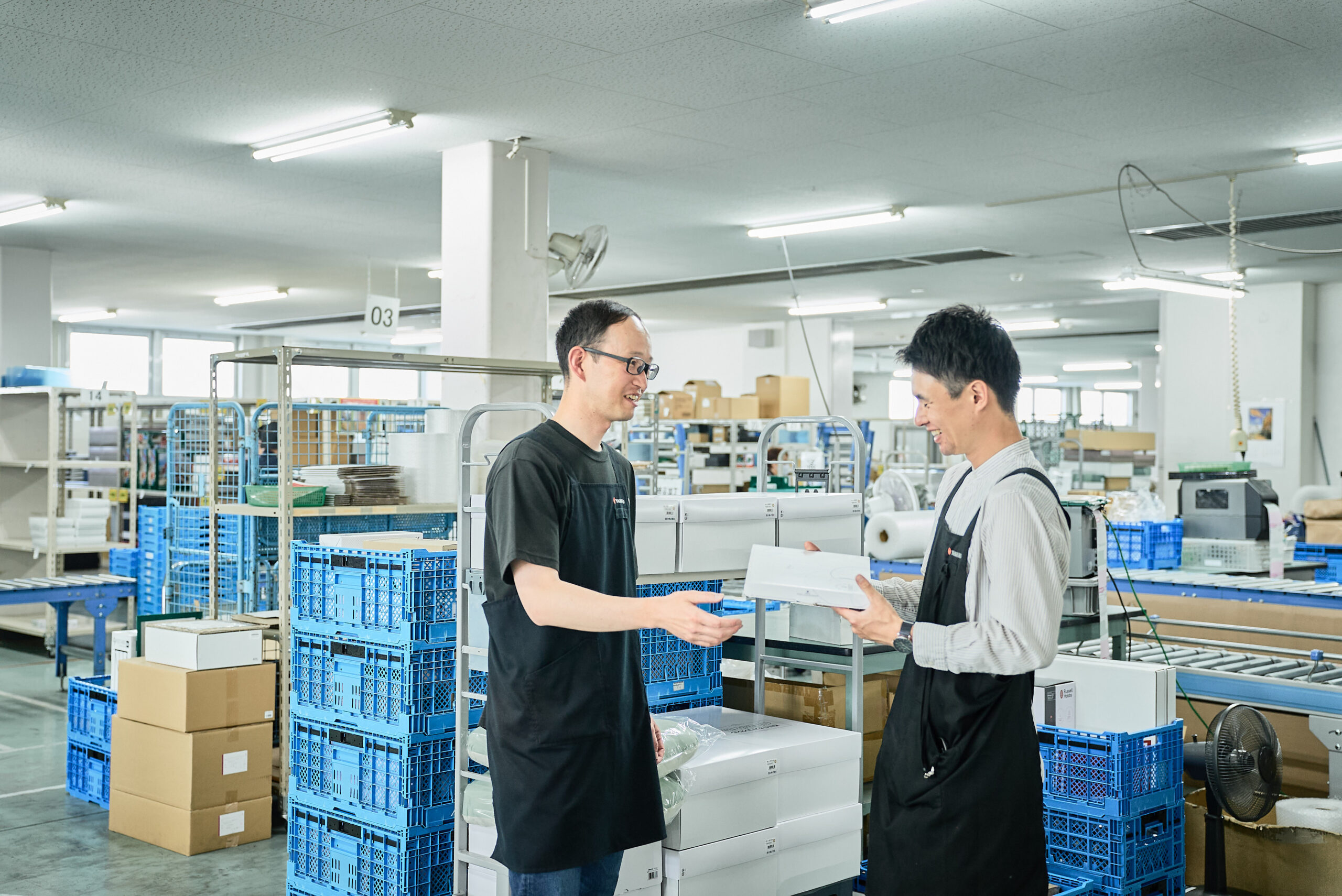 安曇野市に本社を置くカタログギフトの株式会社大和の社員が発送準備をしている様子
