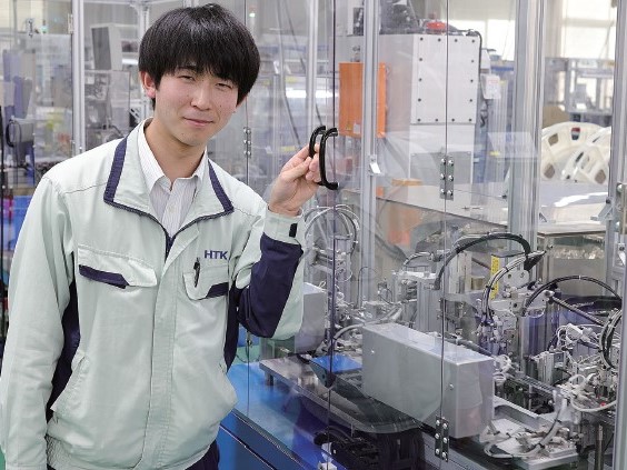 安曇野市に生産拠点を置くコネクタの本多通信工業株式会社の先輩社員