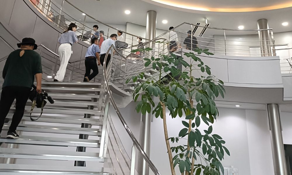 株式会社大和（安曇野市、カタログギフト企画・販売）の本社を見学する学生たちの様子