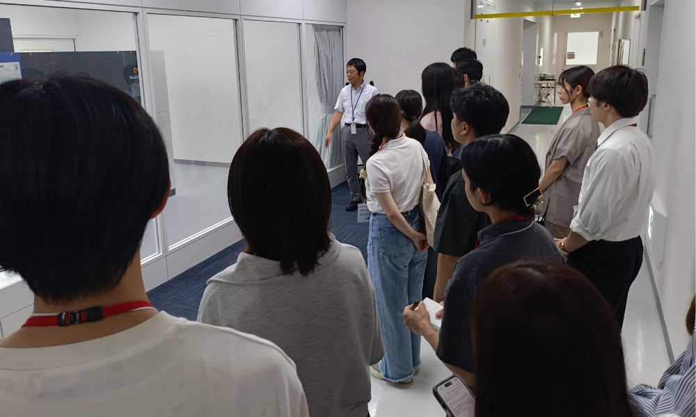 セイコーエプソン豊科事業所で社員の説明を聞く学生たち