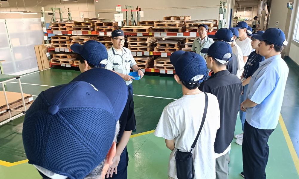 本多通信工業の工場見学で説明を受ける学生たち（安曇野市三郷）